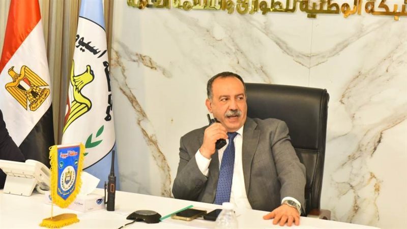 محافظ أسيوط داخل