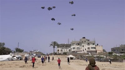 إيطاليا تنفذ أولى عملياتها للإنزال الجوي للمساعدات على قطاع غزة