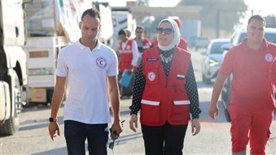 مديرة الهلال الأحمر المصري تتفقد العمل بالمراكز اللوجستية للجمعية بالعريش