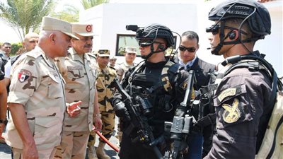  الفريق أول عبد المجيد صقر يلتقي عددًا من مقاتلي القوات الخاصة من المظلات والصاعقة