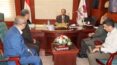 محافظ سوهاج يبحث تطوير النظام المالي والتحول الرقمي بالمحافظة