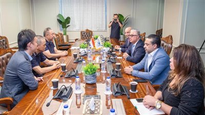 رئيس اقتصادية قناة السويس يوقّع عقد إنشاء مصنع 