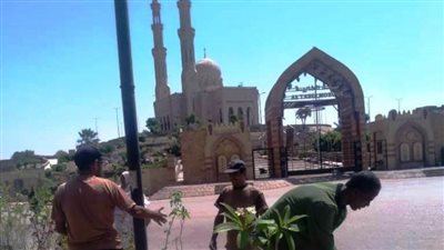 تعرف على الإجراءات التي أعلن عنها محافظ أسوان لتأمين العمالة من الموجة الحارة