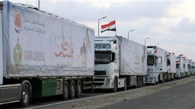 عبور 160 شاحنة مساعدات إغاثية عبر منفذ كرم أبو سالم إلى قطاع غزة