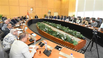 وزير الإسكان يعقد اجتماعاً موسعاً لمتابعة موقف مشروعات حياة كريمة بمحافظة أسوان