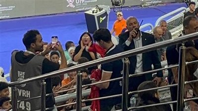 اللجنة المنظمة توزع قميص منتخب الناشئين على الجماهير في المدرجات قبل لقاء الدنمارك بمونديال اليد