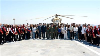 قيادة البحرية والصاعقة تستقبل عددًا من الشباب المقيمين بالخارج وطلبة الجامعات المصرية