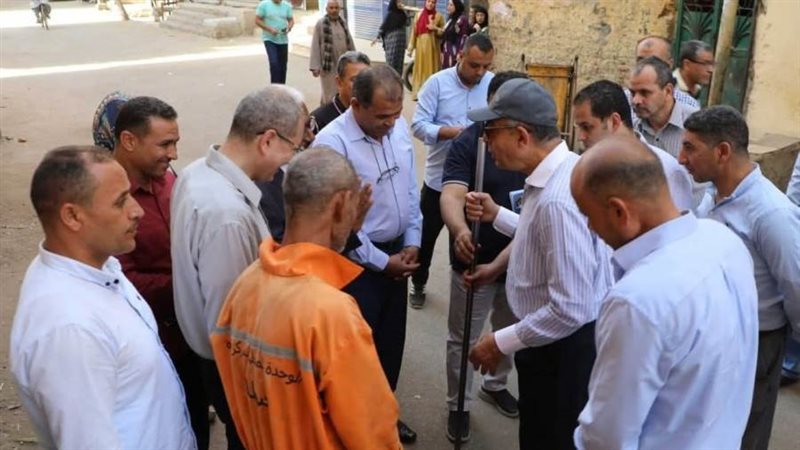 محافظ المنيا وعمال