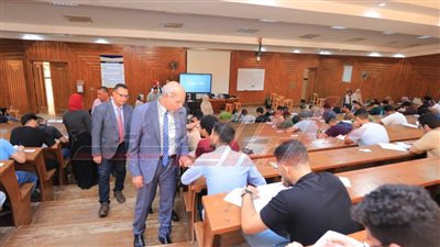 رئيس جامعة كفر الشيخ يتفقد امتحانات الفرقة الرابعة بكلية الطب