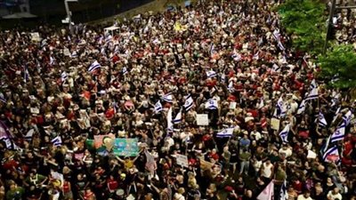 متظاهرون يغلقون شارع أيالون الرئيسي قرب تل أبيب