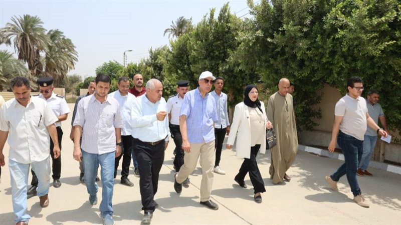 محافظ المنيا خلال