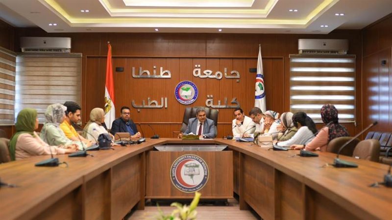 عميد طب طنطا مع الطبيبات