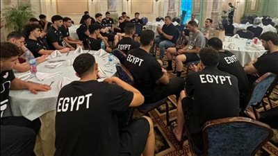 جلسة تحفيزية لخالد فتحي مع منتخب ناشئي اليد قبل مواجهة أيسلندا بالمونديال