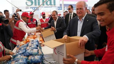 عاجل| بالصور.. رئيس الوزراء الفلسطيني يشهد الأيادي المصرية تدعم 