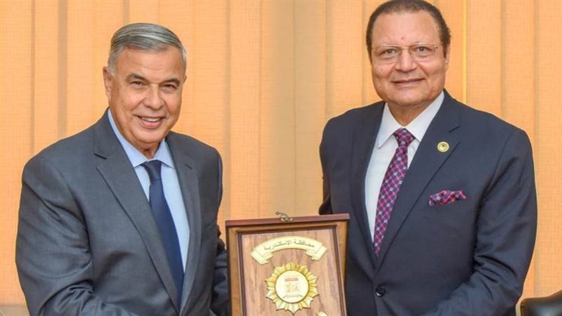 د. أحمد طه خلال لقائه