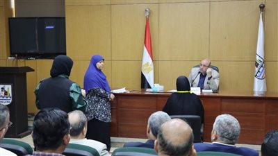 تحسين المعيشة ومساعدات مالية للفقراء.. تفاصيل لقاء محافظ بني سويف بالمواطنين