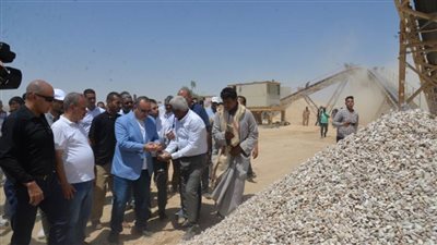 محافظ أسيوط يشهد التشغيل التجريبي لمحطة تكسير المواد المحجرية