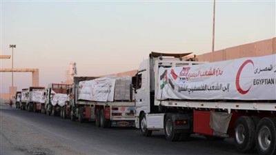 عاجل.. قافلة المساعدات الإنسانية الـ 19 تدخل إلى الفلسطينيين بقطاع غزة