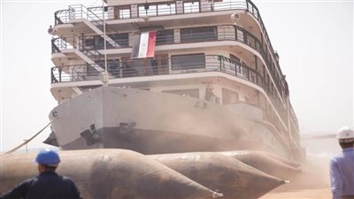  إنزال الفندق العائم أوجيني إلى مياه النيل بأسوان