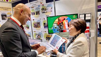 عبد اللطيف ونظيرته اليابانية يتفقدان عرض المدارس اليابانية 