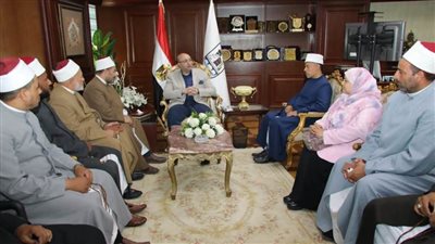 محافظ بني سويف يلتقي أعضاء قافلة 