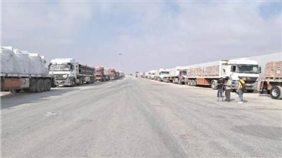 إدخال 135 شاحنة مساعدات إنسانية إلى الفلسطينيين بقطاع غزة