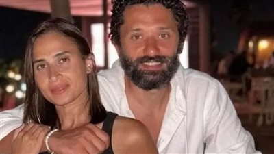 كريم محمود عبد العزيز يفاجئ زوجته برسالة حب على الهواء