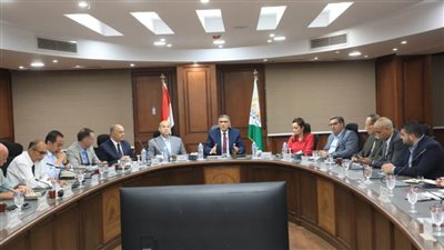 محافظ الجيزة يناقش مع رؤساء الأحياء تحسين خدمات المواطنين 