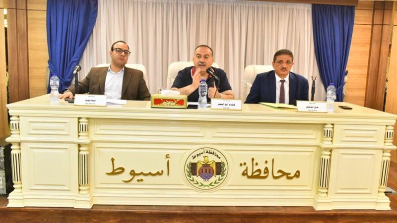 محافظ أسيوط خلال