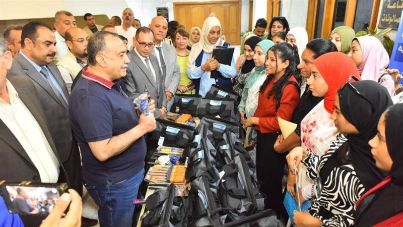 جانب من توزيع المحافظ