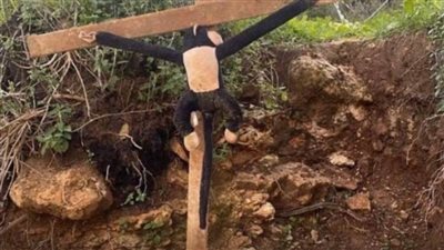 عاجل.. جندي صهيوني يسخر من صلب السيد المسيح بإحدى مناطق جنوب لبنان المحتلة