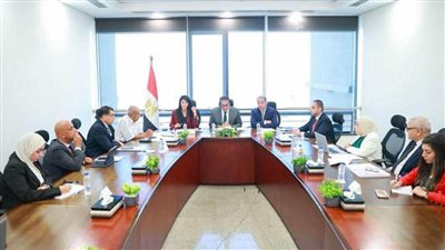 وزير الصحة يبحث خطط التوسع في الصناعات الدوائية وفتح أسواق جديدة للتصدير