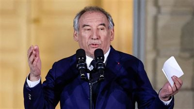 رئيس وزراء فرنسا يحذر من فوضى سياسية حال سقوط حكومته