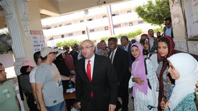 محافظ بني سويف يتفقد لجان التصويت في أول أيام جولة الإعادة بانتخابات الشيوخ