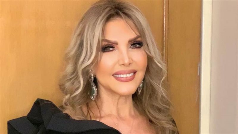 الفنانة نادية مصطفي