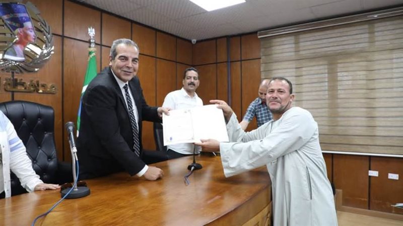 تسليم عقود أملاك