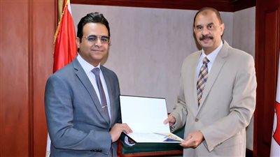 محافظ سوهاج يكرم وكيل وزارة الصحة و9 من مديري الإدارات الفنية والصحية المعتمدة