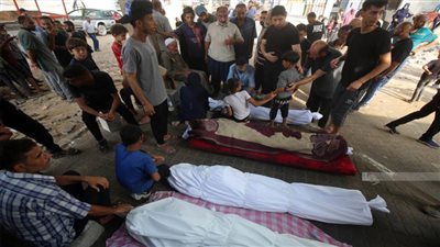 7 شهداء إثر قصف الاحتلال محيط مدرسة تؤوي نازحين ومنزلًا بقطاع غزة