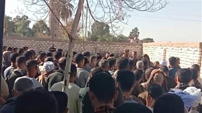 أهالي المنيا يشيعون ضحايا حادث انقلاب تروسيكل بالطريق الصحراوي الغربي 