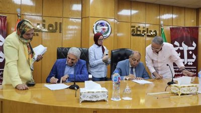 محافظ المنيا يعقد اجتماعًا مع أعضاء مجلسي النواب والشيوخ لمناقشة قضايا ومطالب المواطنين