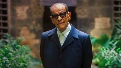 ذكرى وفاة نجيب محفوظ.. أول عربي يتوج بجائزة نوبل في الأدب 