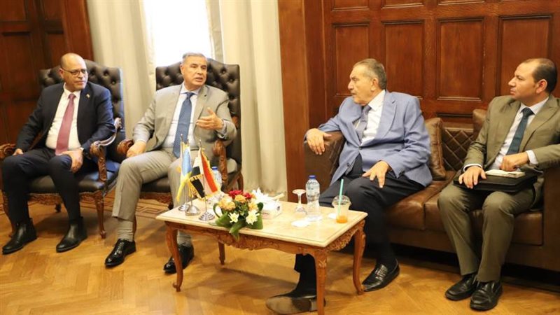 وزير العمل ومحافظ