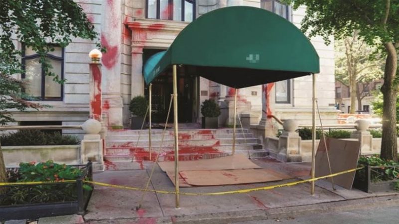 متظاهرون يرشون طلاء