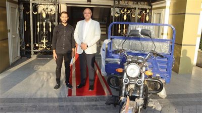 لفتة إنسانية.. محافظ القليوبية يقدم تروسيكل ومساعدة مالية لنجل ضحية حريق القناطر الخيرية