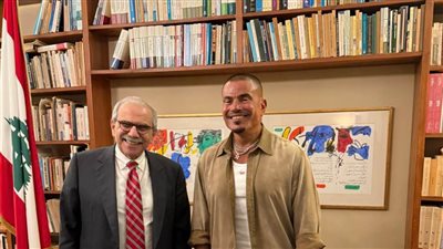 صور.. رئيس وزراء لبنان يستقبل عمرو دياب في منزله قبل حفله ببيروت وهذا ما قاله له