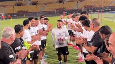 منتخب مصر يكرم محمد صلاح بممر شرفي بعد تتويجه بجائزة أفضل لاعب في إنجلترا 
