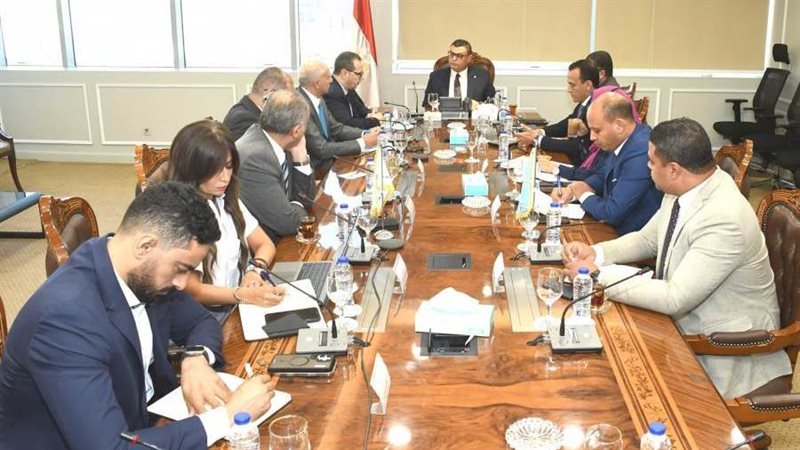 وزير الإسكان يتابع