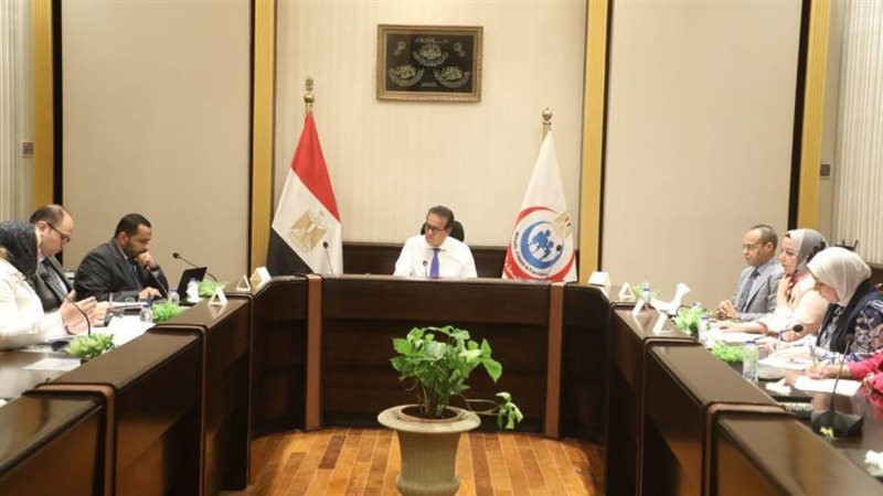 اجتماع وزير الصحة