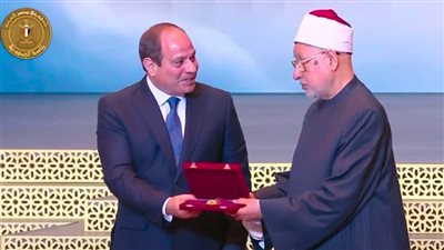 الرئيس السيسي يمنح عددًا من علماء الأزهر والأوقاف وسام العلوم والفنون