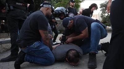 الشرطة قمعتهم.. الآلاف يتظاهرون أمام مقر نتنياهو بعد وصفه المتظاهرين بالفاشين الممولين